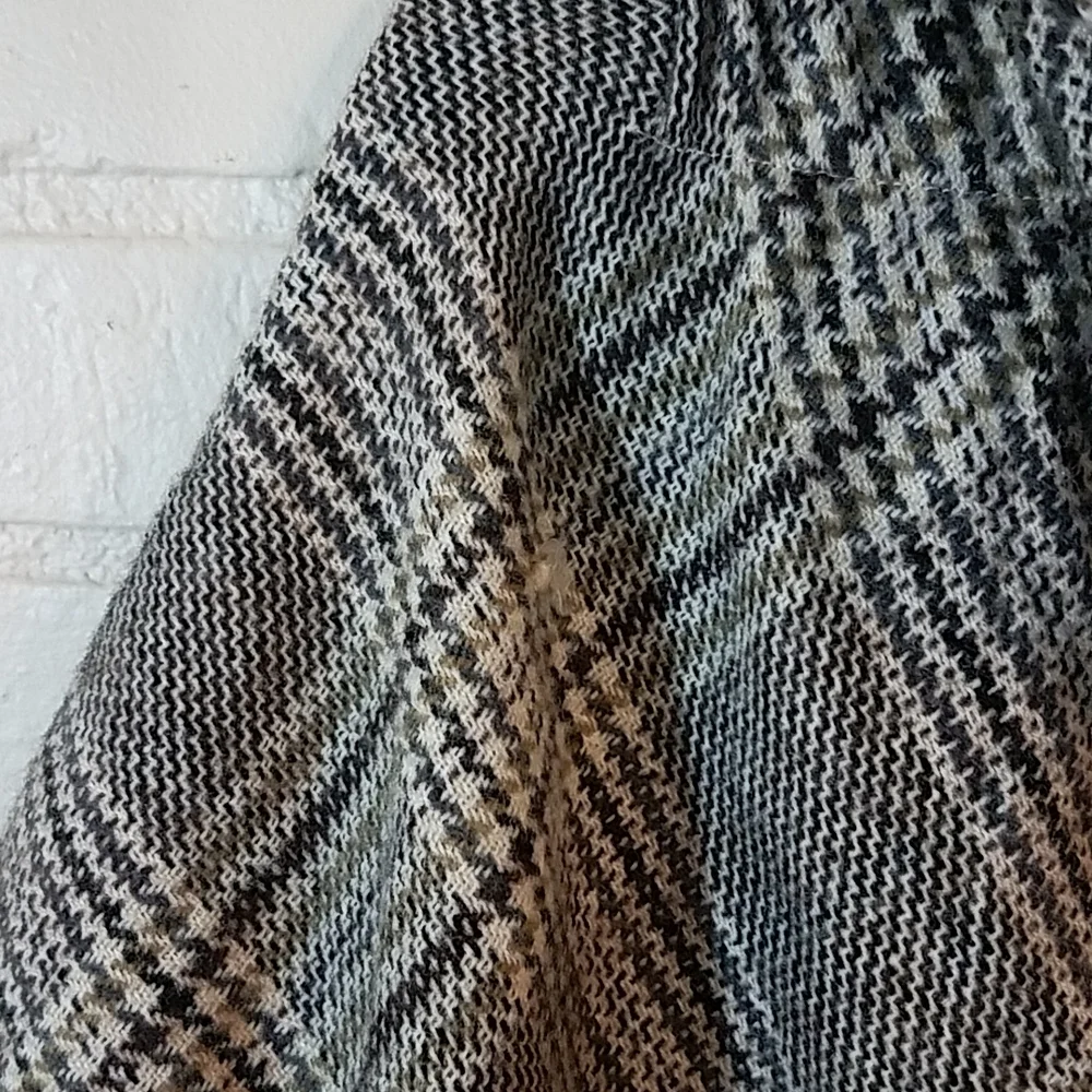 Modena Shawl - Picture 5 of 5